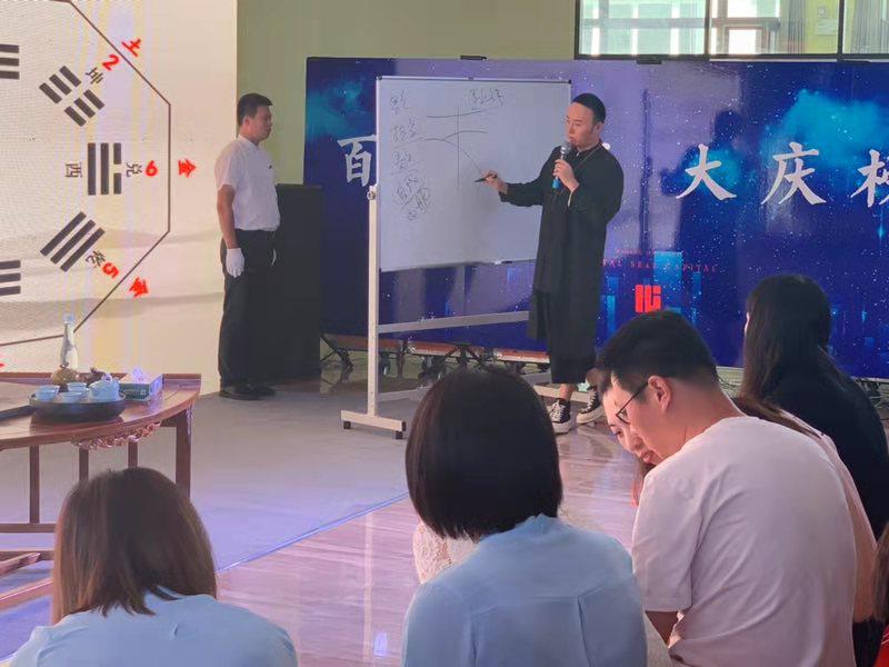 周易命理大师讲解没有财运线怎么办?