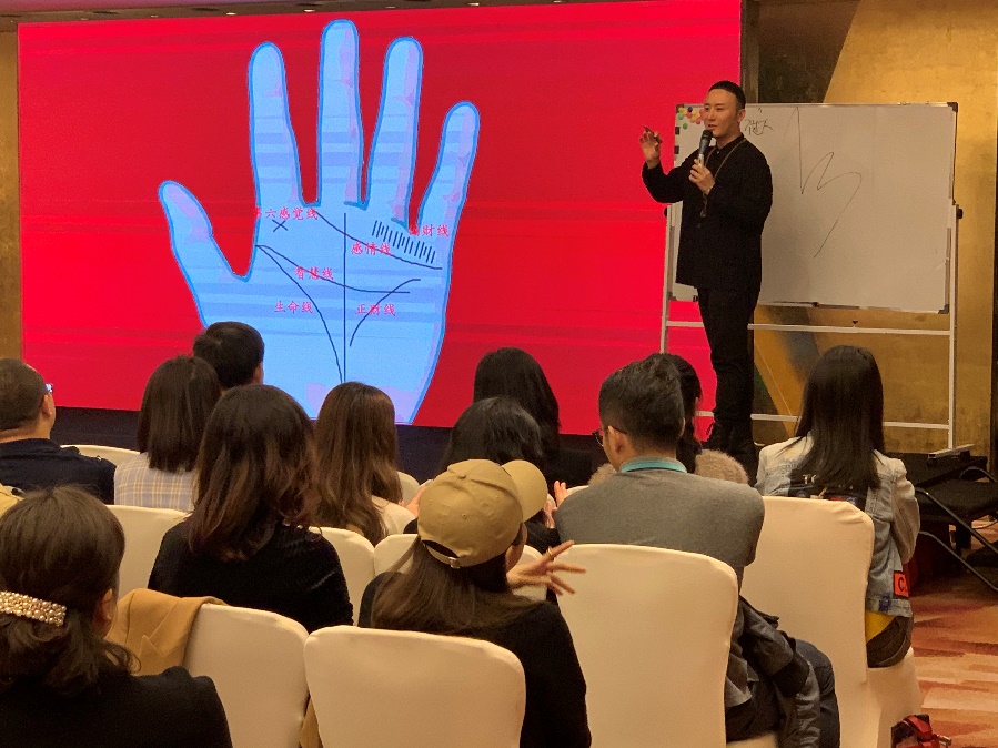 风水大师谈从手相便可看出自己究竟为啥总缺钱