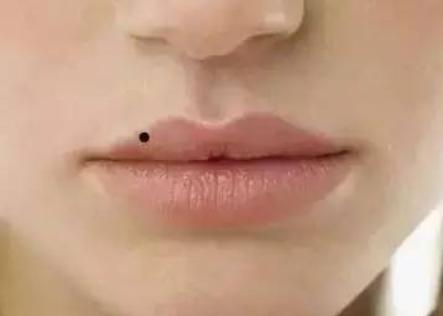 面相大师告诉你嘴唇上有痣是好事还是坏事