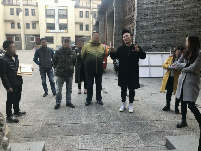 中国风水大师秦阳明受邀来到江苏扬州为客户进行别墅风水规划布局