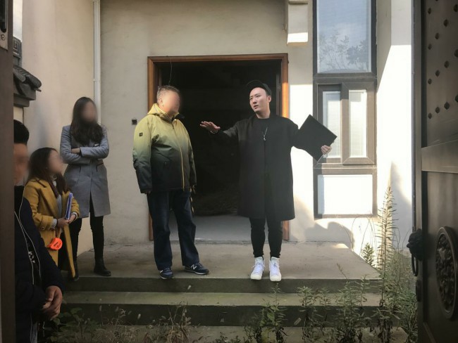 中国风水大师秦阳明受邀来到江苏扬州为客户进行别墅风水规划布局