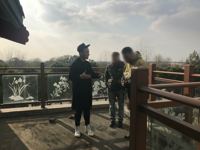 中国风水大师秦阳明受邀来到江苏扬州为客户进行别墅风水规划布局