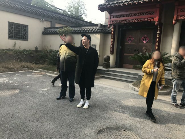 中国风水大师秦阳明受邀来到江苏扬州为客户进行别墅风水规划布局